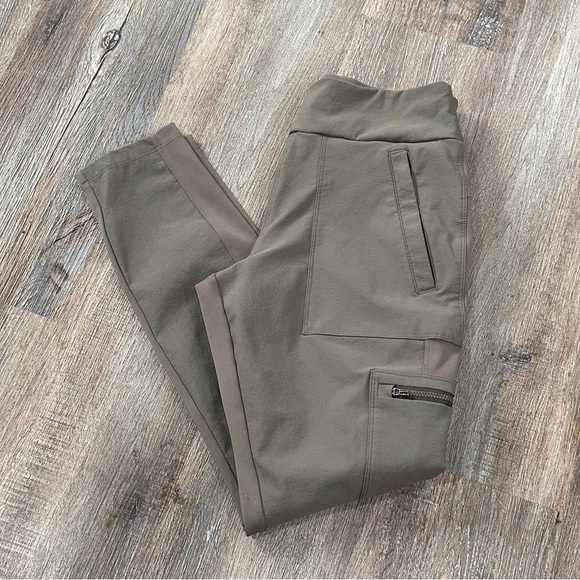 Athleta Pants - Athleta Headlands Hybrid Cargo Tight Leggings 8